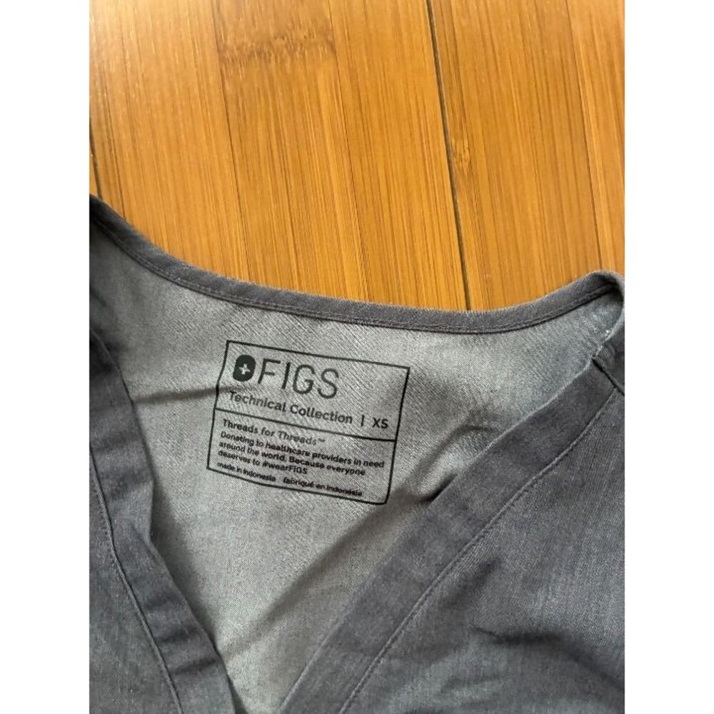 Figs Gray Scrub Top and Pants Set Women's XS - Picture 5 of 5